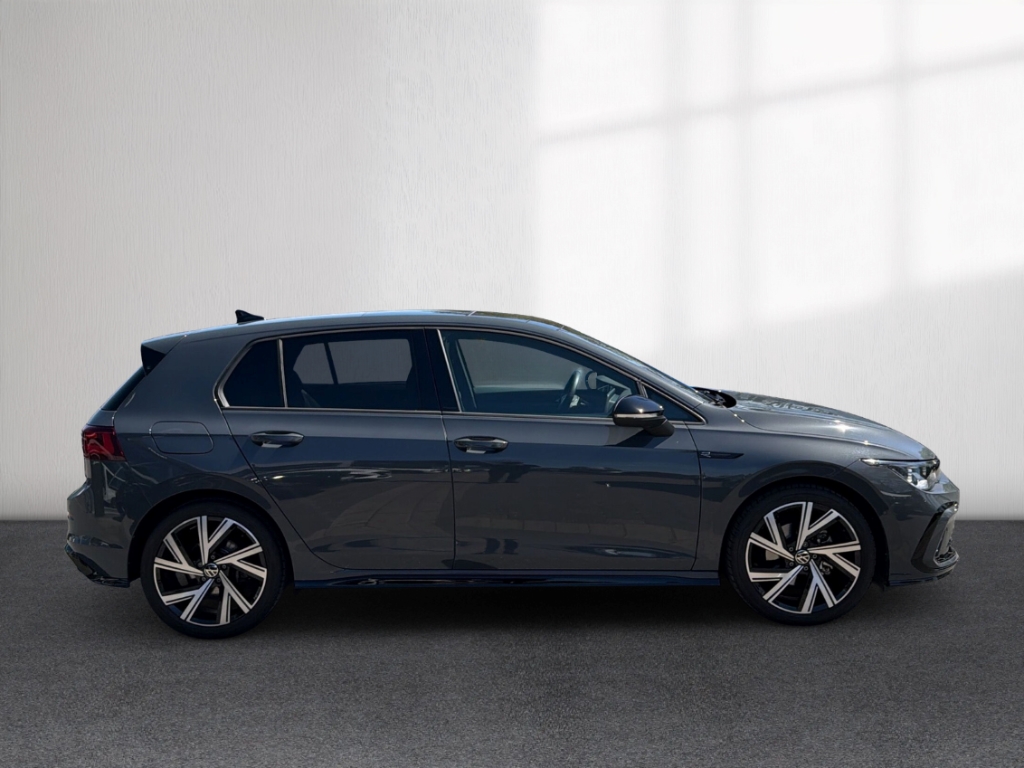 Fahrzeugabbildung Volkswagen Golf 1.5eTSI DSG R-Line AHK BlackStyle Pano Navi