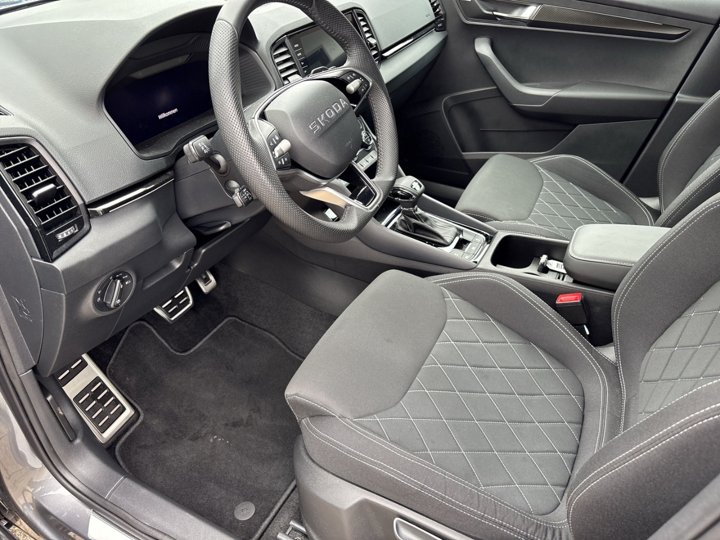 Fahrzeugabbildung SKODA Karoq 1.5 TSI DSG Sportline MatrLED ACC SHZ LHZ