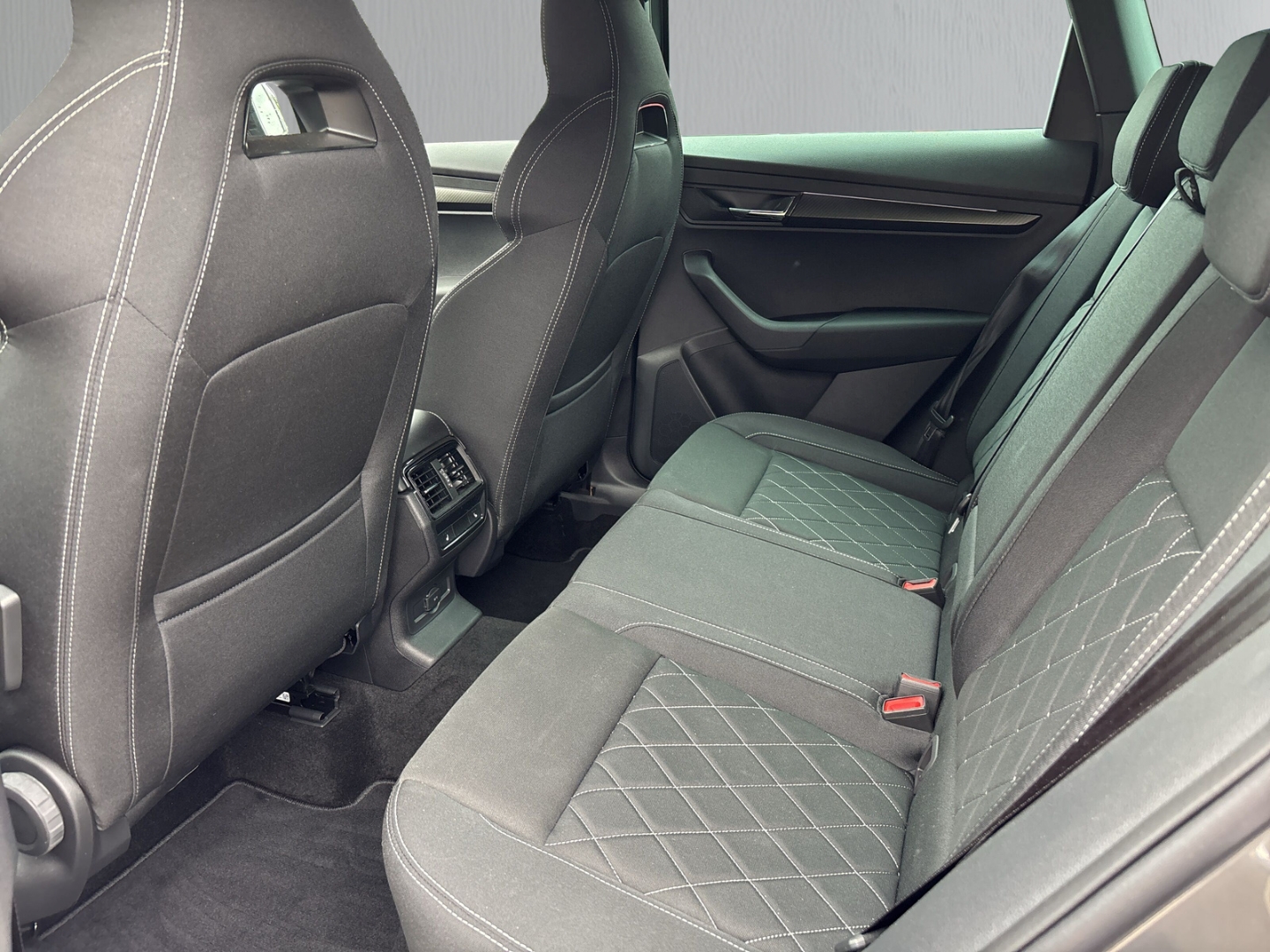 Fahrzeugabbildung SKODA Karoq 1.5 TSI DSG Sportline MatrLED ACC SHZ LHZ