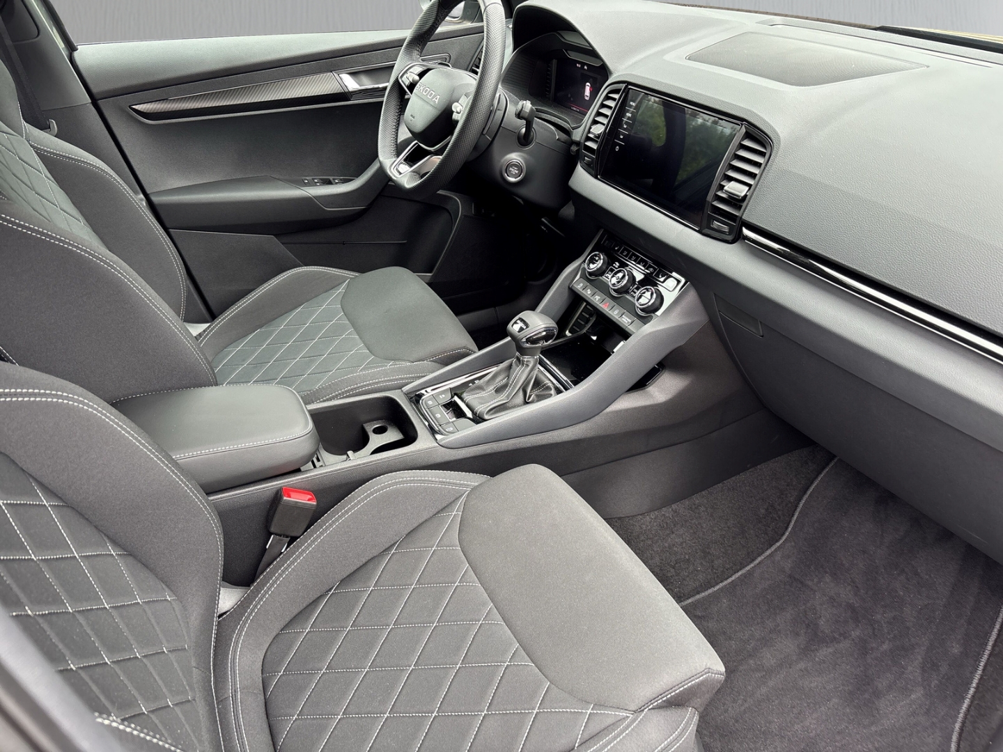 Fahrzeugabbildung SKODA Karoq 1.5 TSI DSG Sportline MatrLED ACC SHZ LHZ