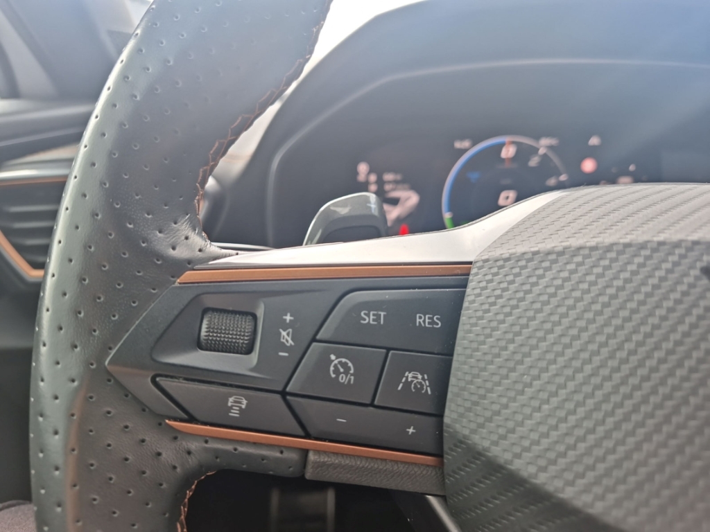 Fahrzeugabbildung CUPRA Formentor eTSI AHK NAVI LED PDC Klima R-Kam AD AHK-klappbar Digitales Cockpit