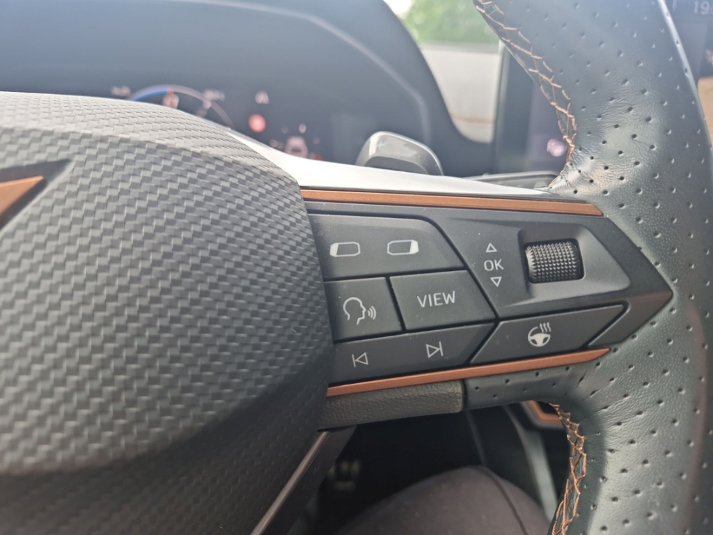Fahrzeugabbildung CUPRA Formentor eTSI AHK NAVI LED PDC Klima R-Kam AD AHK-klappbar Digitales Cockpit