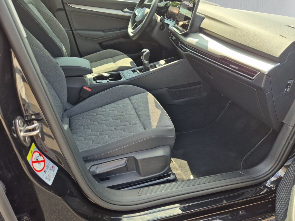 Fahrzeugabbildung Volkswagen Golf VIII 1.5 TSI LED Navi SHZ ACC PDC Temp Alu