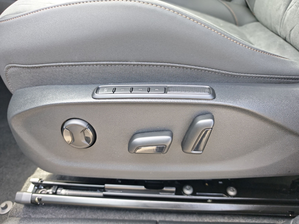 Fahrzeugabbildung CUPRA Terramar eTSI 1.5 TSI DSG AHK Elektr. Sitze SHZ