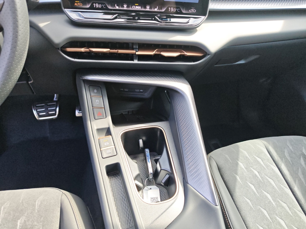 Fahrzeugabbildung CUPRA Terramar eTSI 1.5 TSI DSG AHK Elektr. Sitze SHZ
