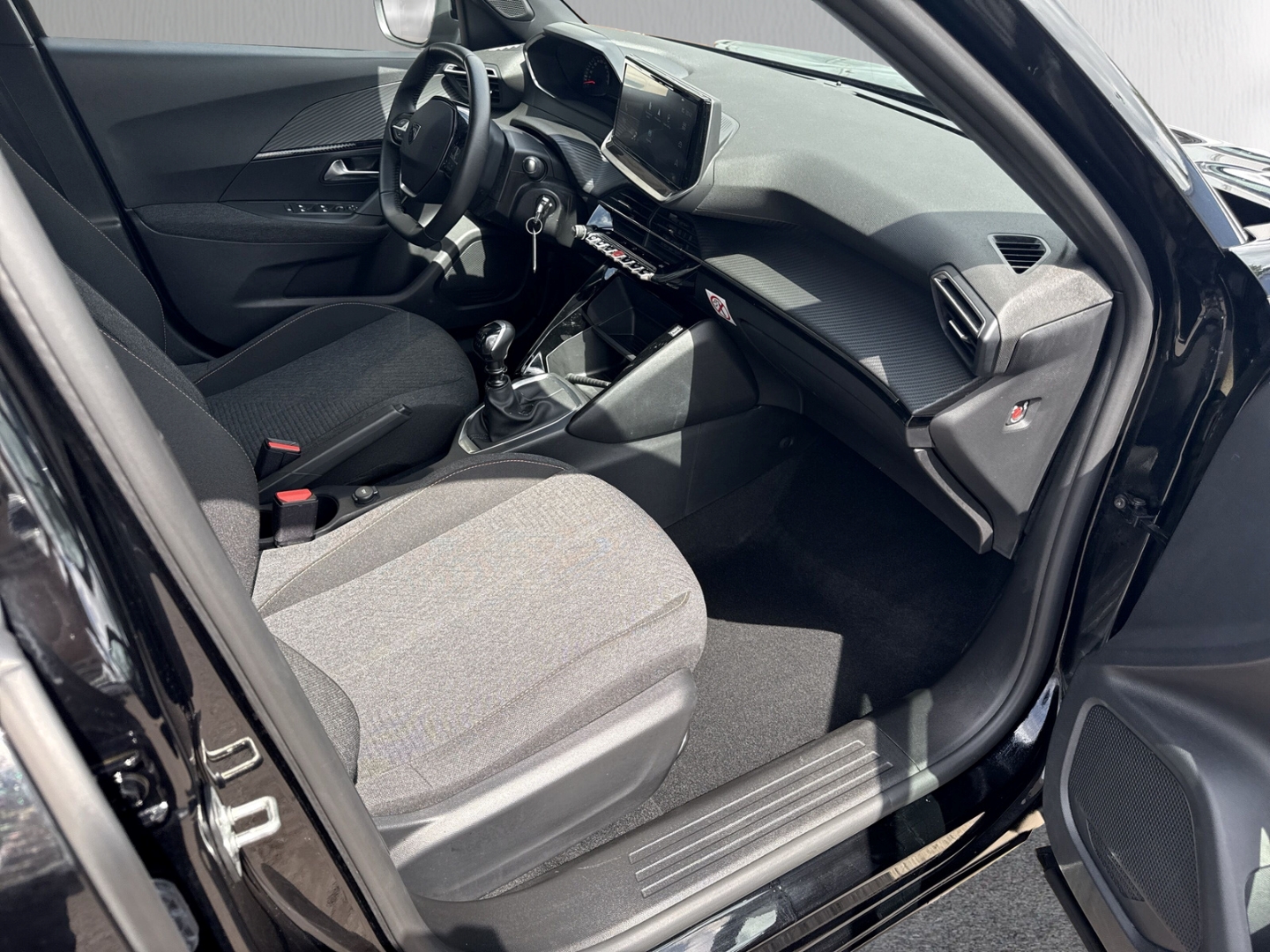 Fahrzeugabbildung Peugeot 2008 1.2 PureTech Style LED Klimaauto Tempo PDC