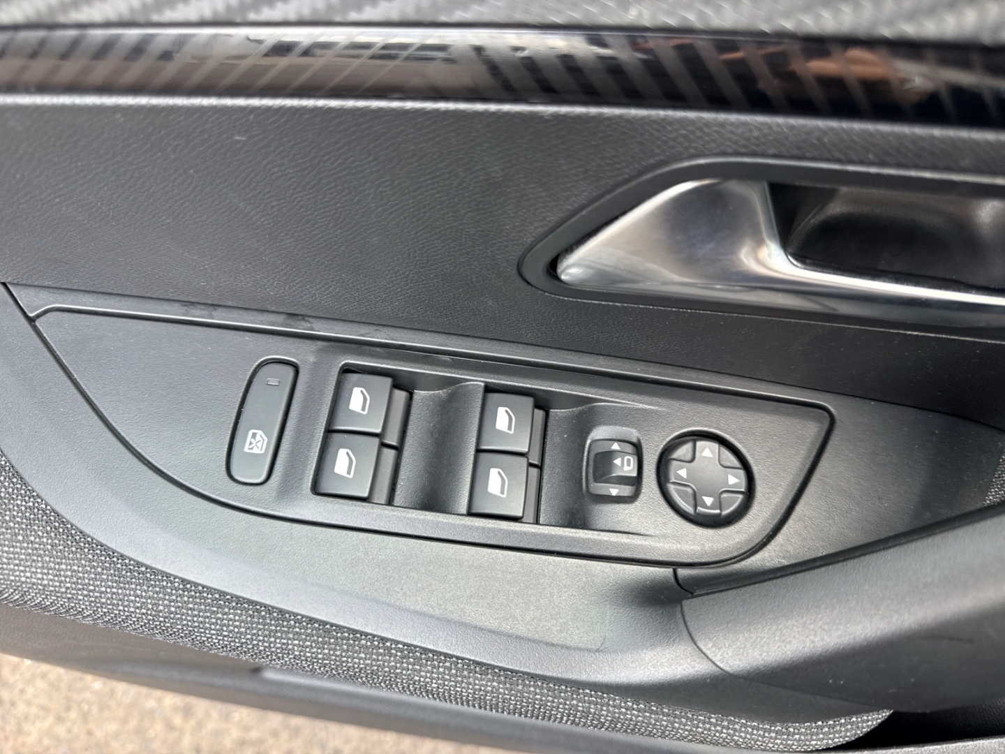 Fahrzeugabbildung Peugeot 2008 1.2 PureTech Style LED Klimaauto Tempo PDC