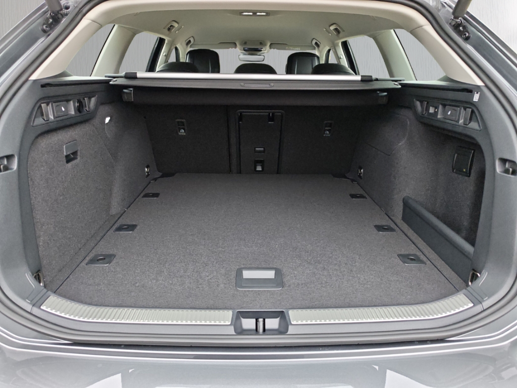 Fahrzeugabbildung Volkswagen Passat Variant 1.5eTSI DSG Elegance AHK ACC Navi SHZ