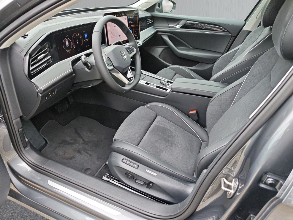 Fahrzeugabbildung Volkswagen Passat Variant 1.5eTSI DSG Elegance AHK ACC Navi SHZ