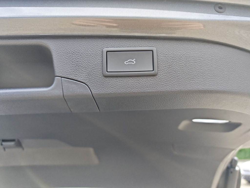 Fahrzeugabbildung Volkswagen Passat Variant 1.5eTSI DSG Elegance AHK ACC Navi SHZ