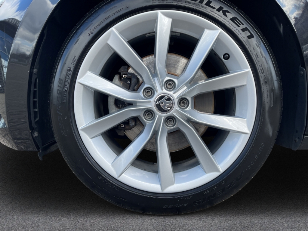 Fahrzeugabbildung SKODA Superb Combi 2.0 TDI DSG Style AHK Navi ACC Kame