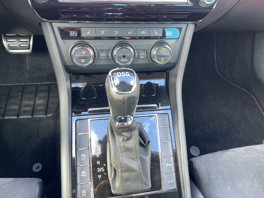Fahrzeugabbildung SKODA Superb Combi 2.0 TDI DSG Style AHK Navi ACC Kame