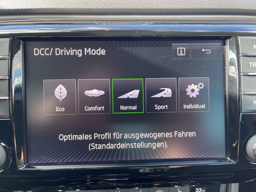 Fahrzeugabbildung SKODA Superb Combi 2.0 TDI DSG Style AHK Navi ACC Kame