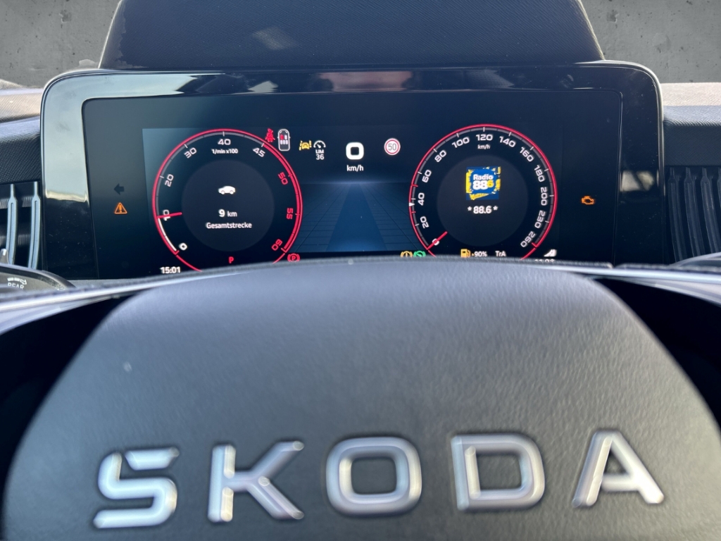 Fahrzeugabbildung SKODA Superb Combi 2.0 TDI DSG SPORTLINE LED e-Sitze AHK