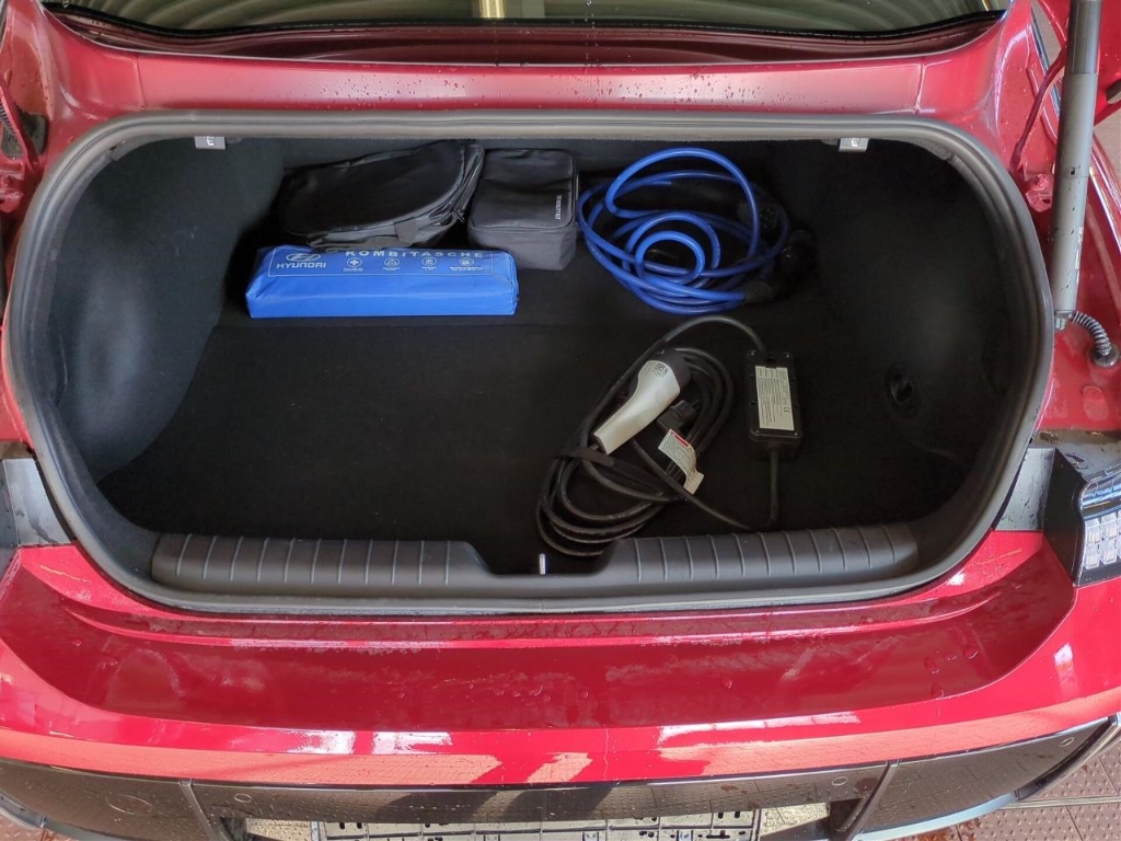 Fahrzeugabbildung Hyundai IONIQ 6 77,4kWh 4WD UNIQ 20LM HUD Navi Digitales Cockpit Memory Sitze Soundsystem