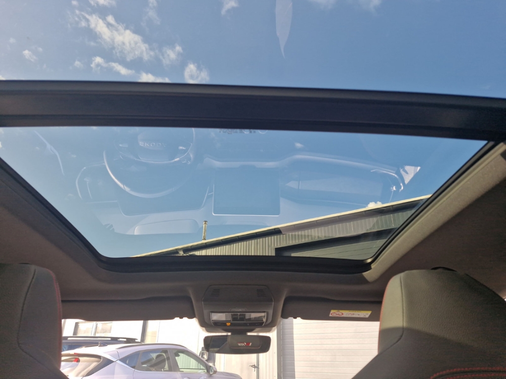 Fahrzeugabbildung SKODA Kodiaq RS TSI 4x4 DSG AHK MatrLED Pano StHzg Kam