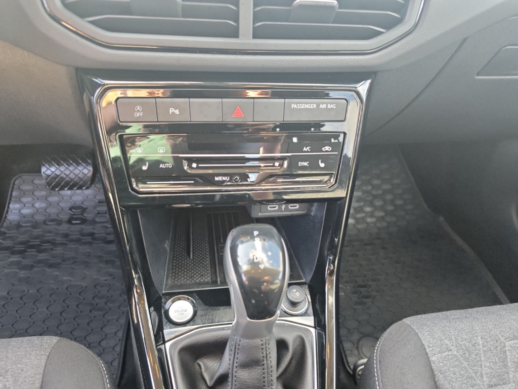 Fahrzeugabbildung Volkswagen T-Cross 1.0 TSI DSG Life LED IQ. Drive SHZ LM17
