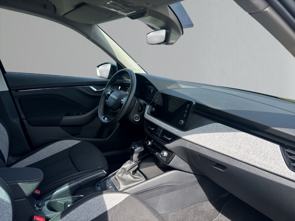 Fahrzeugabbildung SKODA Kamiq 1.0 TSI DSG Selection LED Alu PDC Kamera Tempomat AppCon.