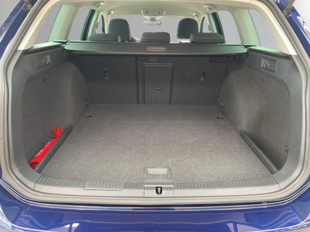 Fahrzeugabbildung Volkswagen Golf VII BMT Start-Stopp 2.0 TDI EU6d-T 7 Var 2.0TDI DSG Highline AHK DynLED Navi A