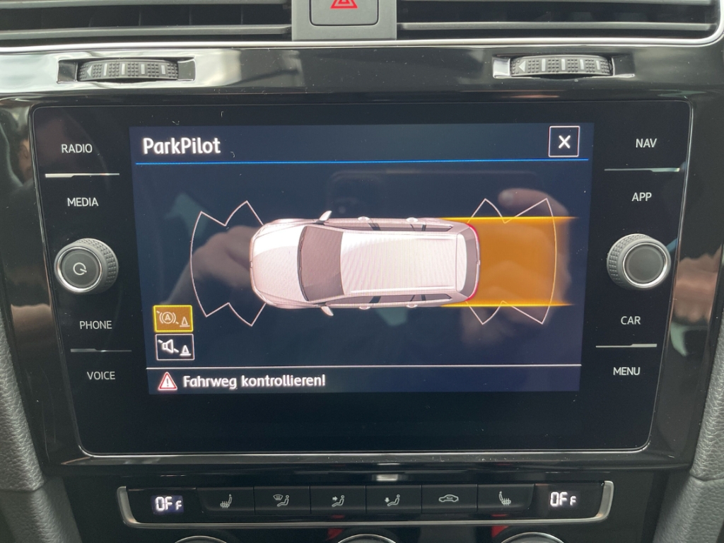 Fahrzeugabbildung Volkswagen Golf VII BMT Start-Stopp 2.0 TDI EU6d-T 7 Var 2.0TDI DSG Highline AHK DynLED Navi A