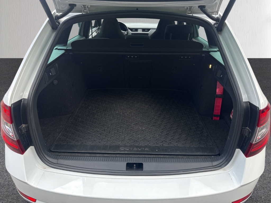Fahrzeugabbildung SKODA Octavia Combi 2.0TSI DSG 4x4 Sport Edition Pano