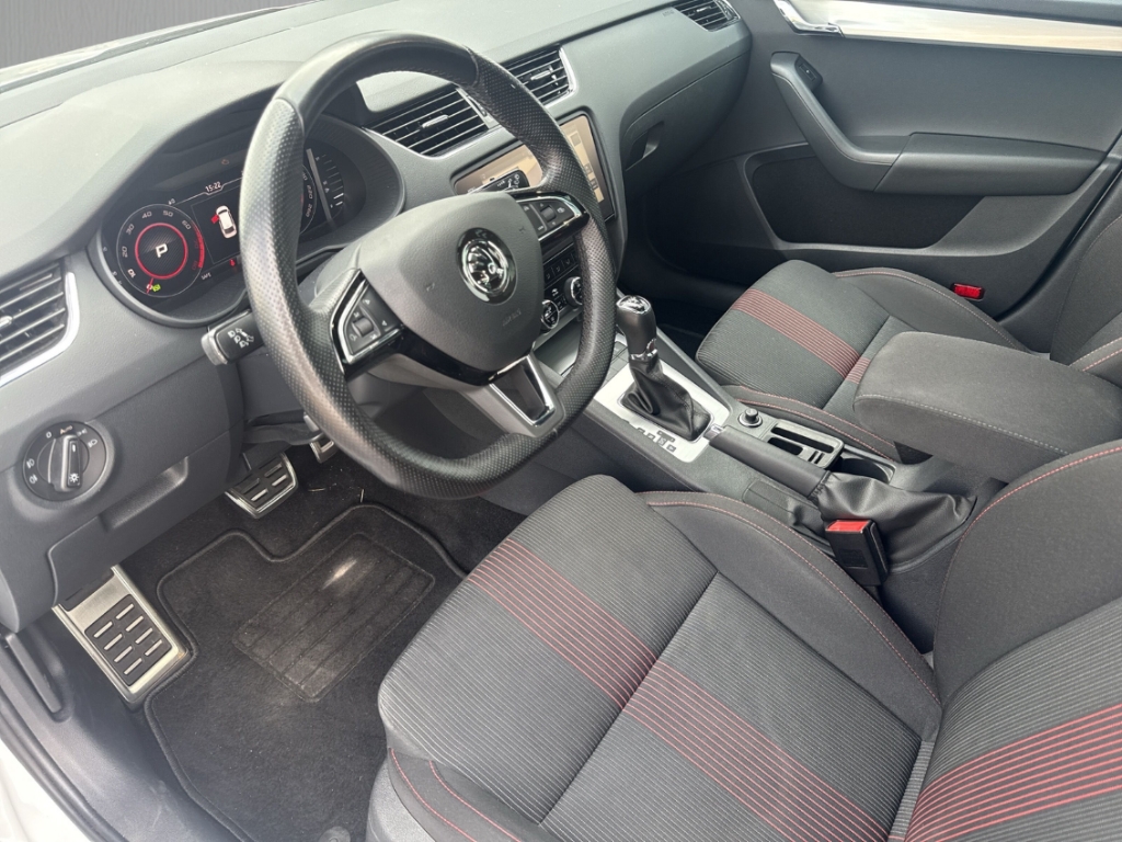 Fahrzeugabbildung SKODA Octavia Combi 2.0TSI DSG 4x4 Sport Edition Pano