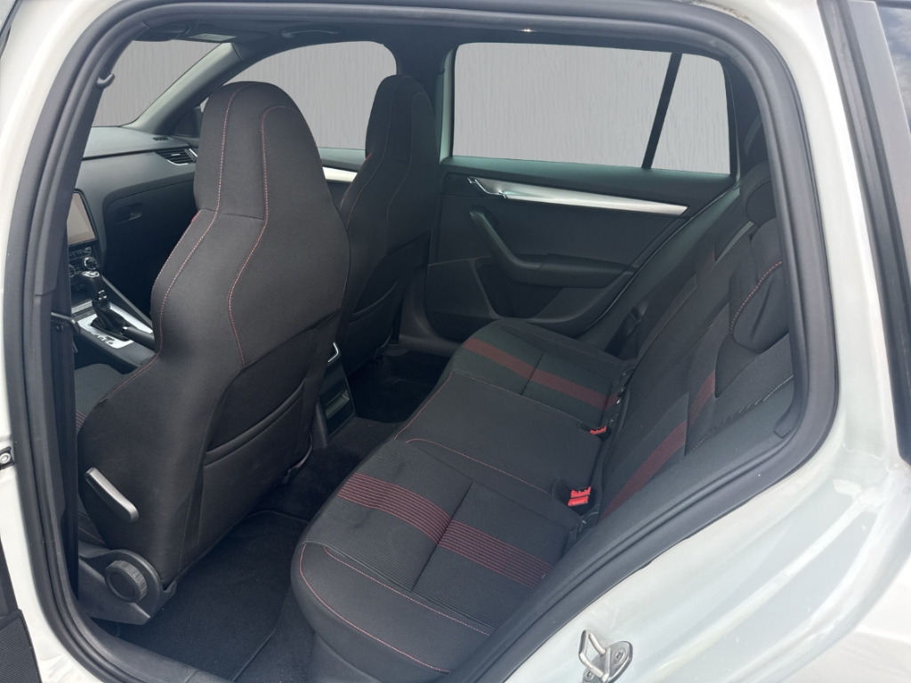 Fahrzeugabbildung SKODA Octavia Combi 2.0TSI DSG 4x4 Sport Edition Pano