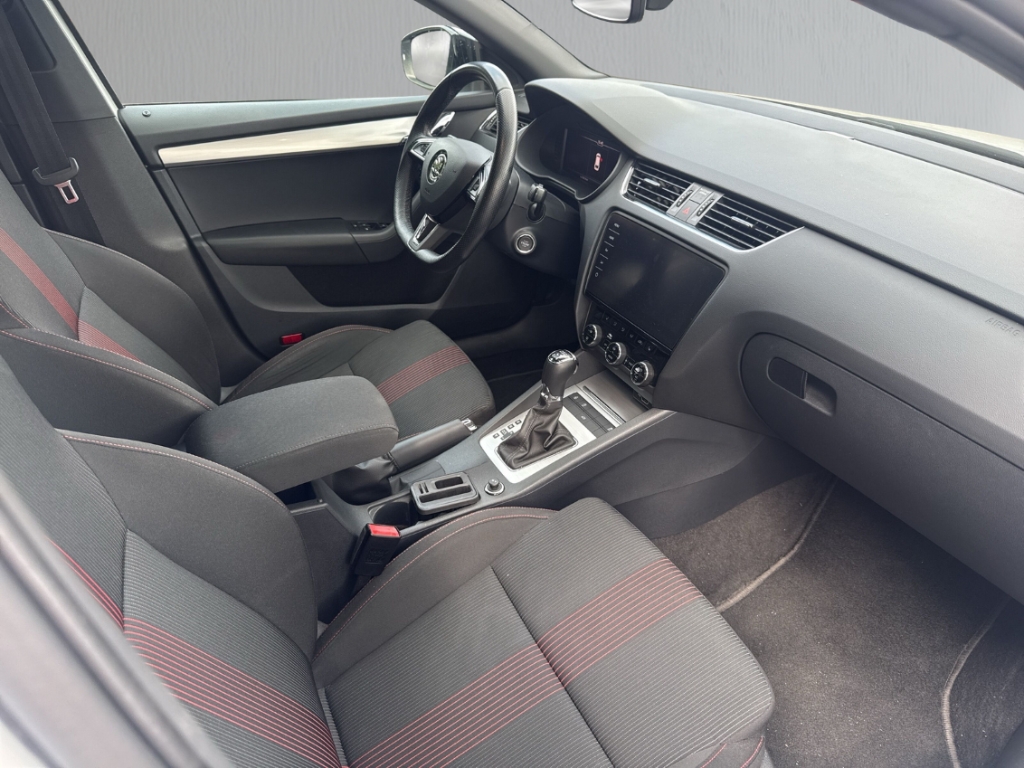 Fahrzeugabbildung SKODA Octavia Combi 2.0TSI DSG 4x4 Sport Edition Pano