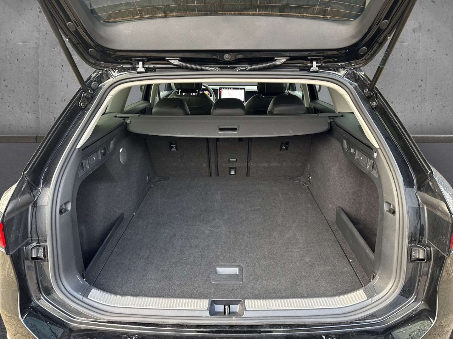 Fahrzeugabbildung Volkswagen Passat Variant 1.5 eTSI DSG Business AHK Nav ACC