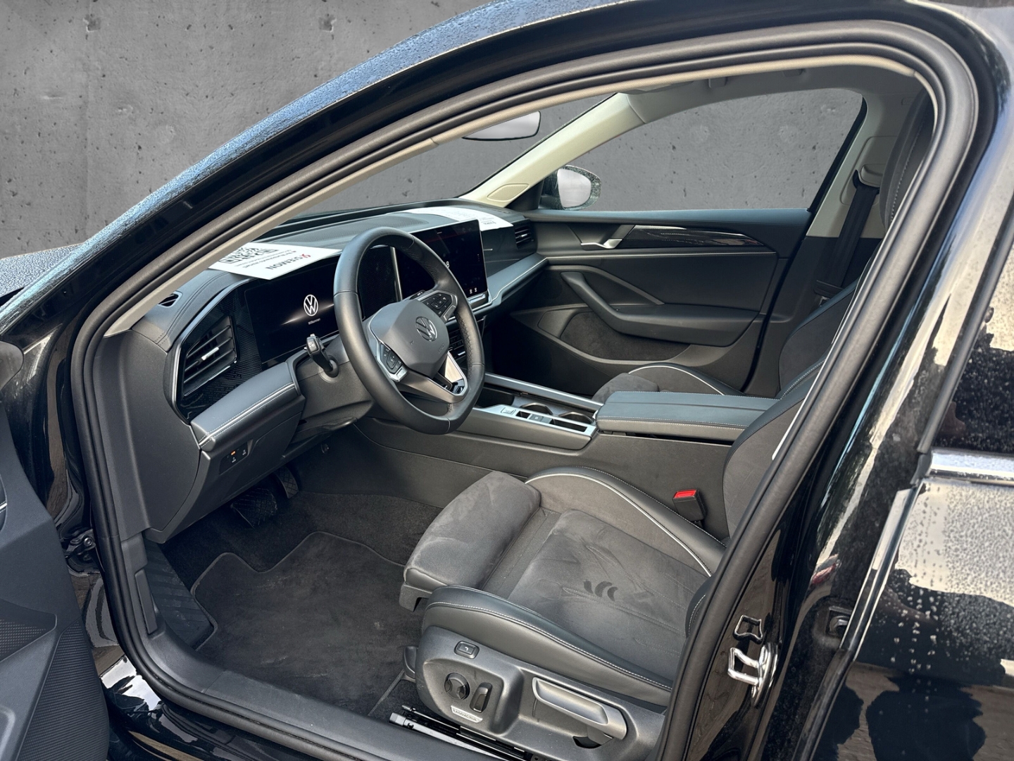 Fahrzeugabbildung Volkswagen Passat Variant 1.5 eTSI DSG Business AHK Nav ACC