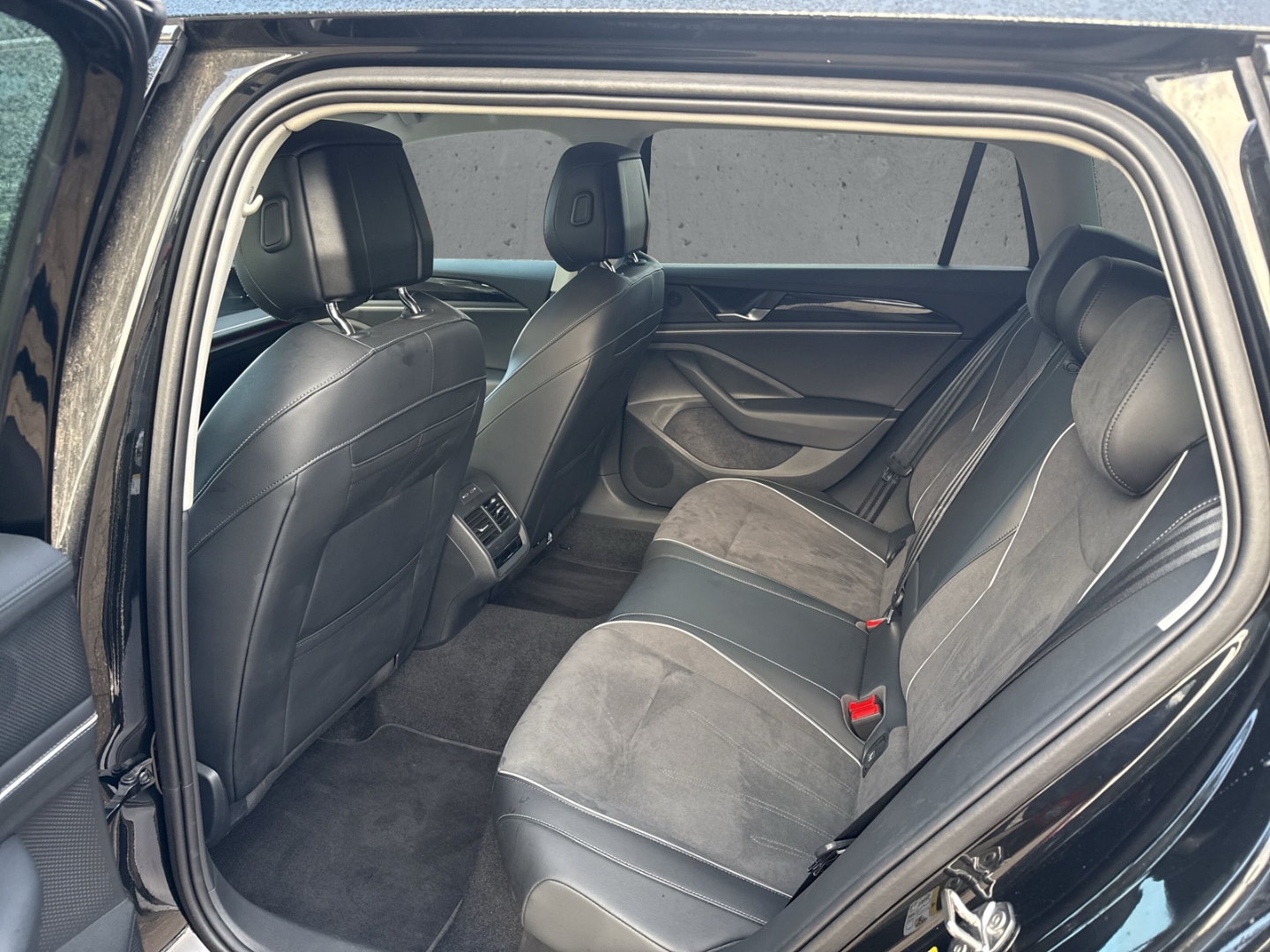 Fahrzeugabbildung Volkswagen Passat Variant 1.5 eTSI DSG Business AHK Nav ACC