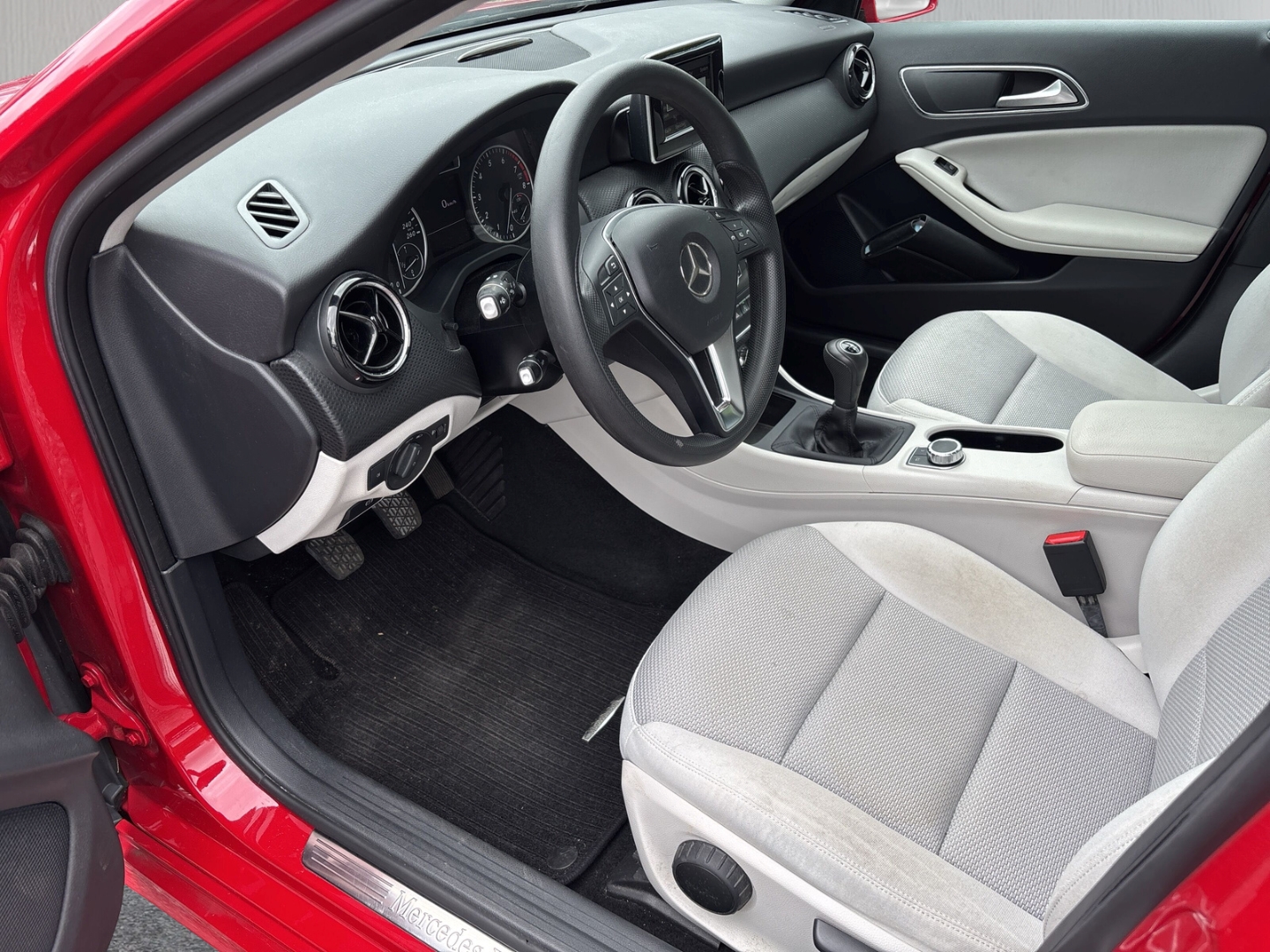 Fahrzeugabbildung Mercedes-Benz A 180 BlueEfficiency LIM RFK GJR ParlLenkAss LMF