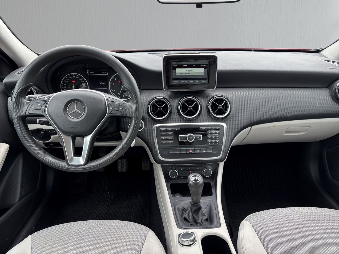 Fahrzeugabbildung Mercedes-Benz A 180 BlueEfficiency LIM RFK GJR ParlLenkAss LMF