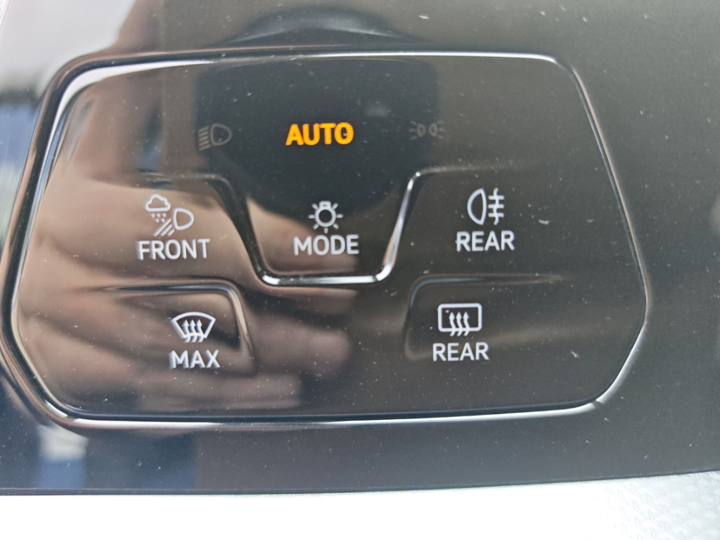Fahrzeugabbildung Volkswagen Golf 1.5 TSI Life Goal AHK LED+ Navi ACC SHZ LHZ