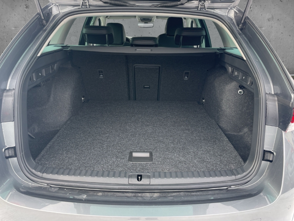 Fahrzeugabbildung SKODA Octavia Combi 2.0 TDI DSG SELECTION LED Navi AHK
