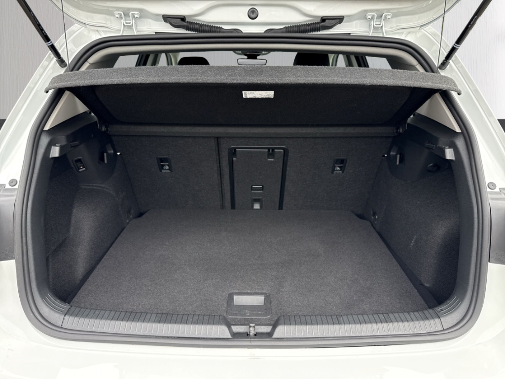 Fahrzeugabbildung Volkswagen Golf 1.5 TSI Goal AHK ACC RKam LED+ Navi SHZ LHZ