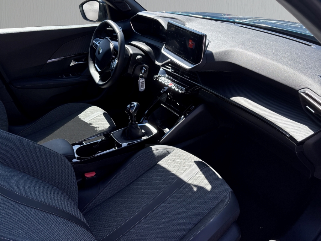 Fahrzeugabbildung Peugeot 2008 1.2 PureTech Allure LED Klimaauto PDC LM17