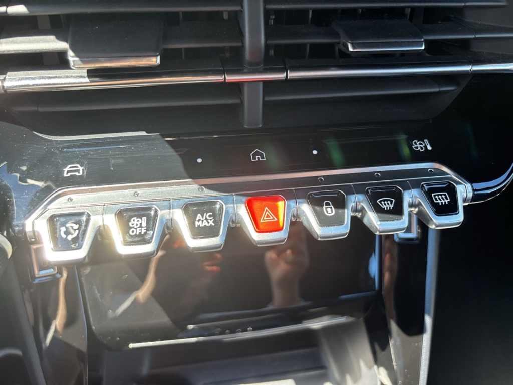 Fahrzeugabbildung Peugeot 2008 1.2 PureTech Allure LED Klimaauto PDC LM17