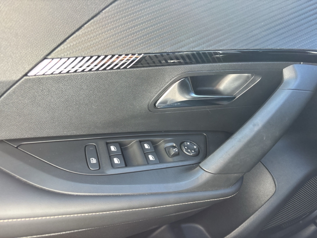 Fahrzeugabbildung Peugeot 2008 1.2 PureTech Allure LED Klimaauto PDC LM17