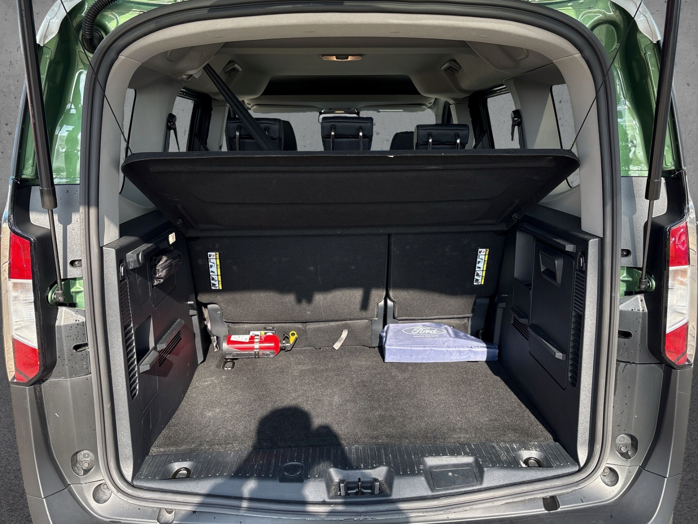 Fahrzeugabbildung Ford Tourneo Courier Active DCT Navi ACC PDCv+h LED-Tagfahrlicht