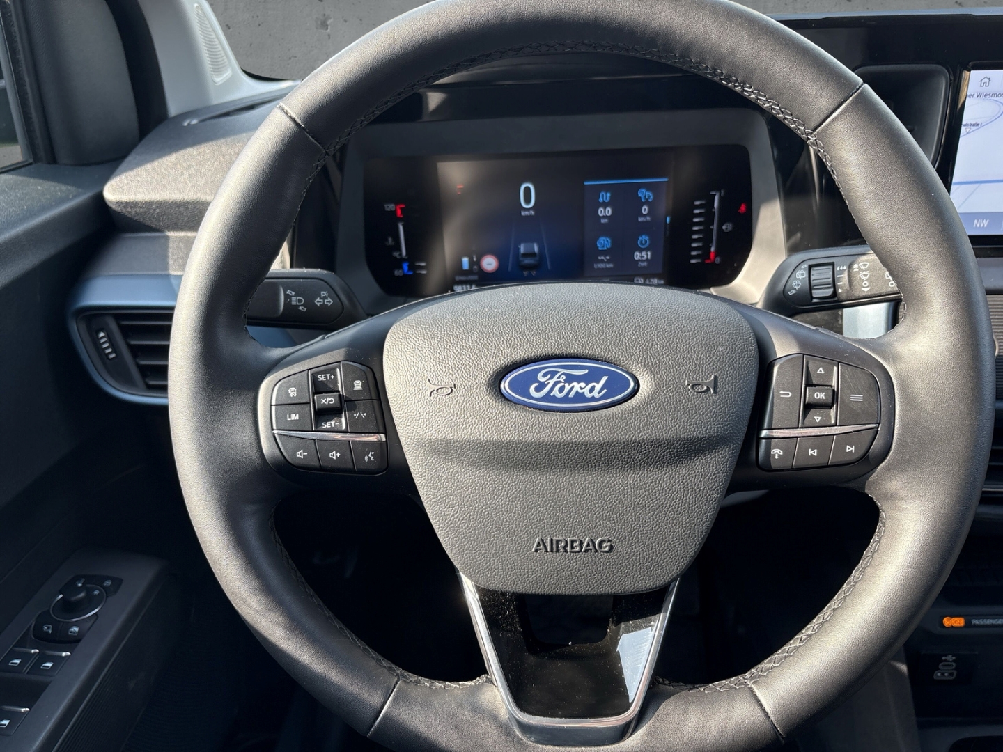 Fahrzeugabbildung Ford Tourneo Courier Active DCT Navi ACC PDCv+h LED-Tagfahrlicht