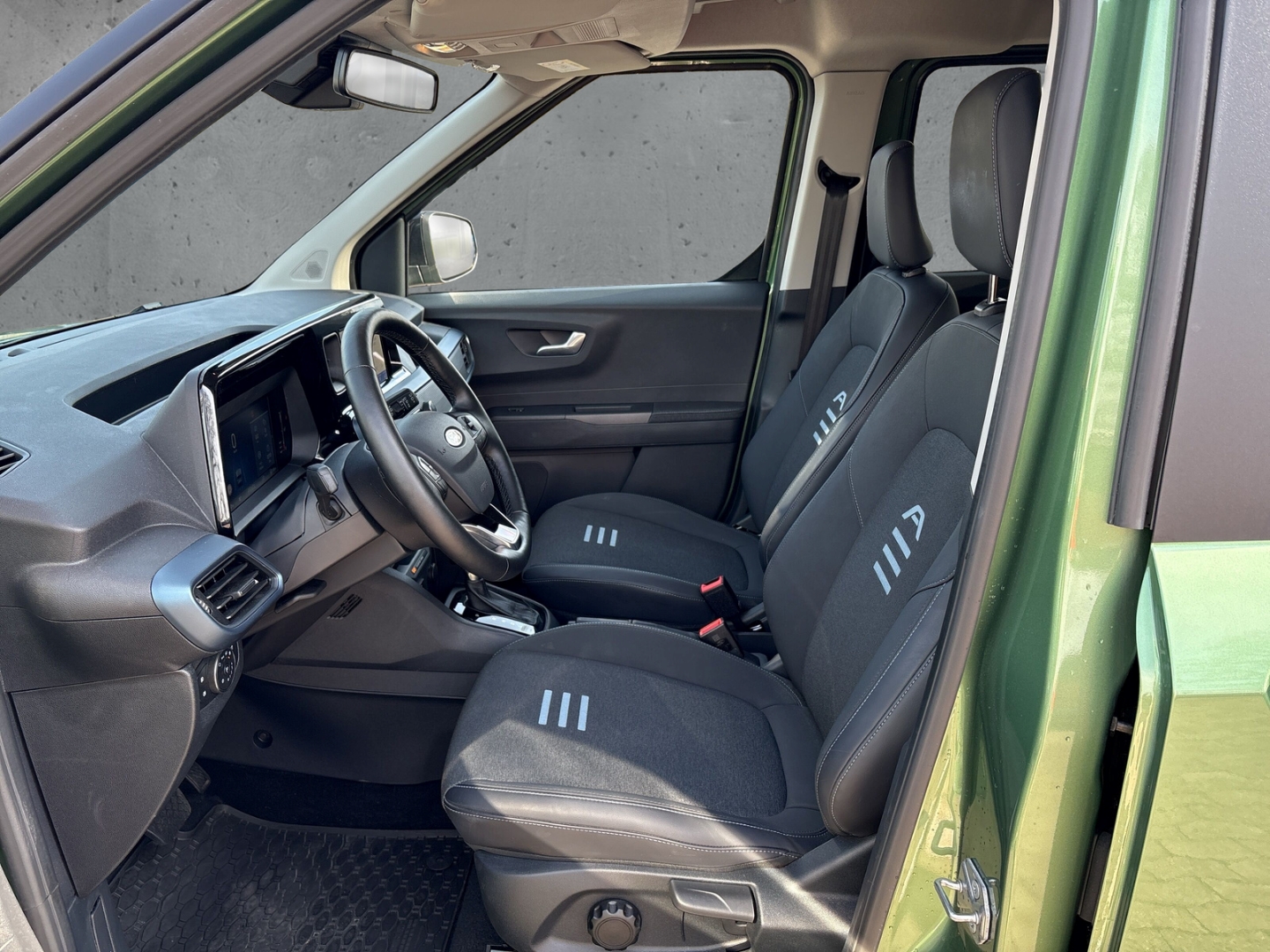 Fahrzeugabbildung Ford Tourneo Courier Active DCT Navi ACC PDCv+h LED-Tagfahrlicht