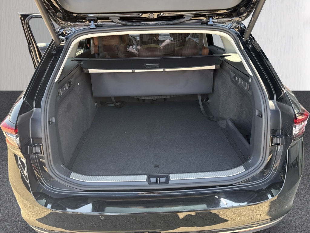 Fahrzeugabbildung SKODA Superb Combi Combi iV DSG L&K AHK ACC HeadUp Kam