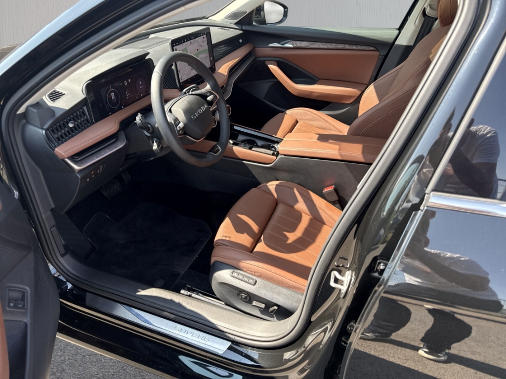 Fahrzeugabbildung SKODA Superb Combi Combi iV DSG L&K AHK ACC HeadUp Kam