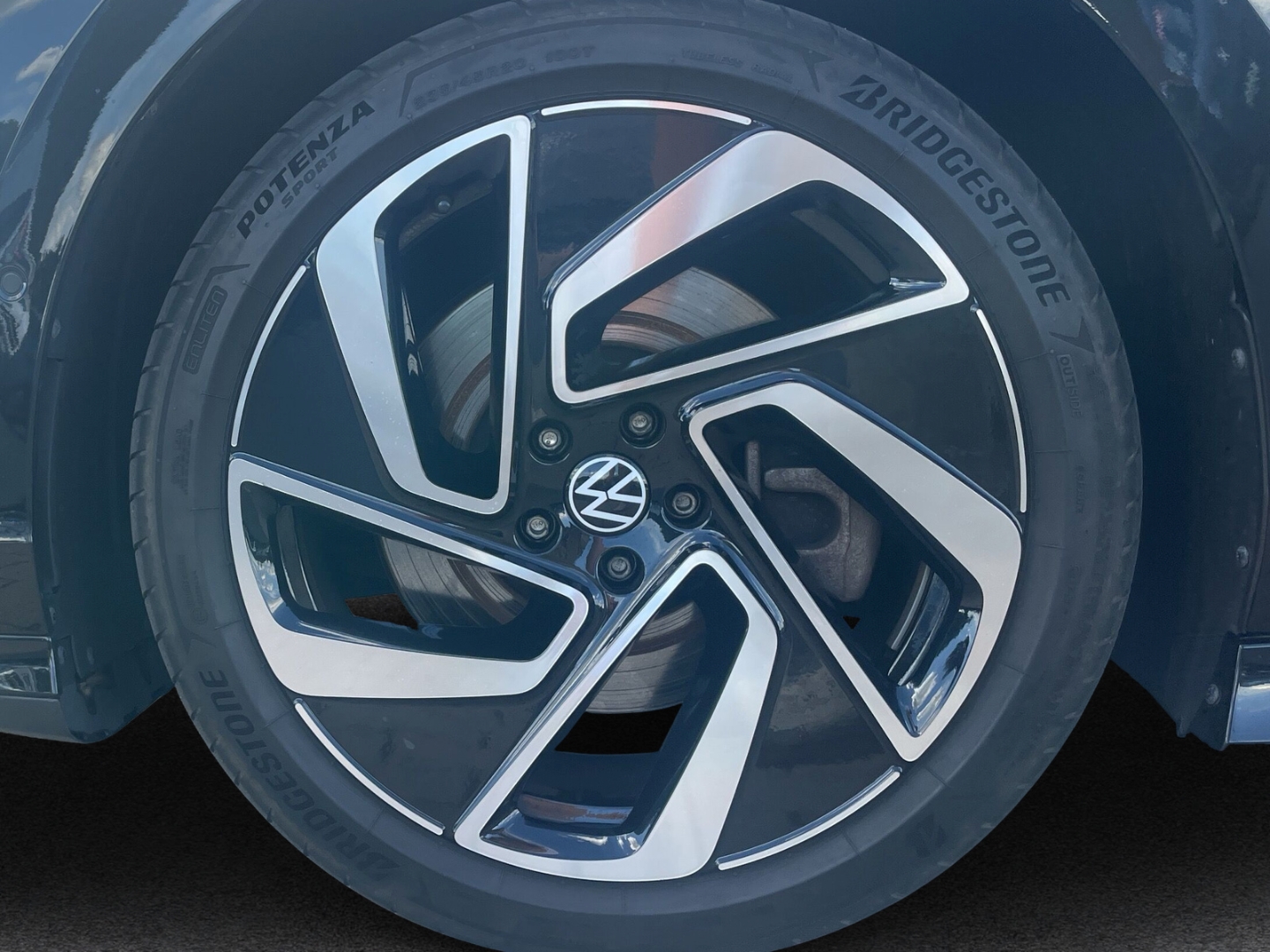 Fahrzeugabbildung Volkswagen ID.7 Pro 210 kW IQ.LIGHT SmartPano 360° belSitz