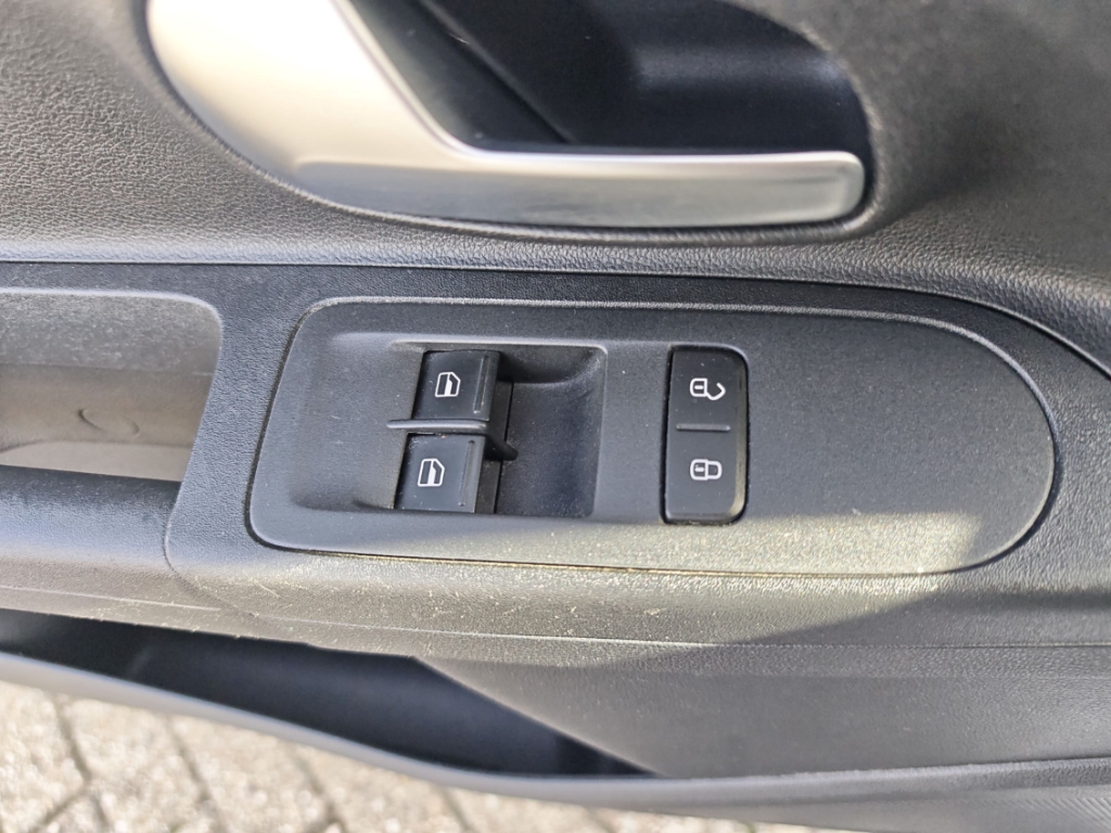 Fahrzeugabbildung Volkswagen up! move 1.0 Temp Tel.-Vorb. PDC Kollisionswarner Notbremsass. Regensensor GA
