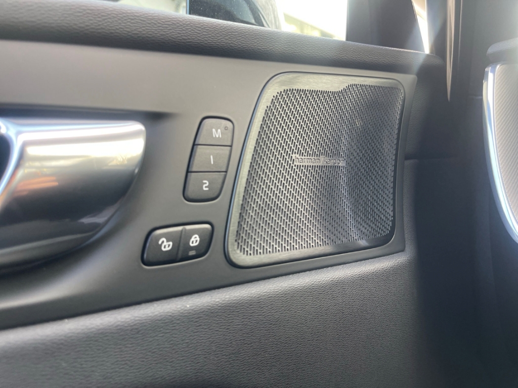 Fahrzeugabbildung Volvo XC60 R Design B5 (Diesel) AWD R-Design H&K AHK LEDER