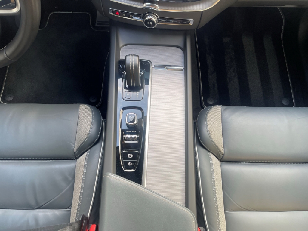 Fahrzeugabbildung Volvo XC60 R Design B5 (Diesel) AWD R-Design H&K AHK LEDER