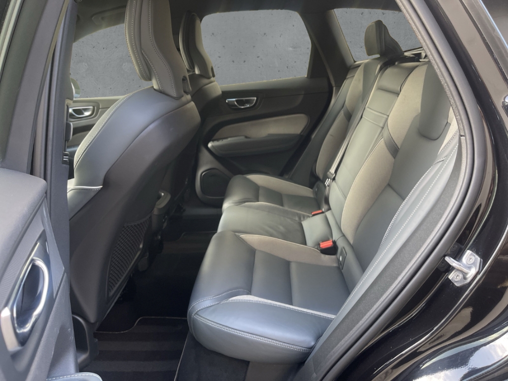 Fahrzeugabbildung Volvo XC60 R Design B5 (Diesel) AWD R-Design H&K AHK LEDER