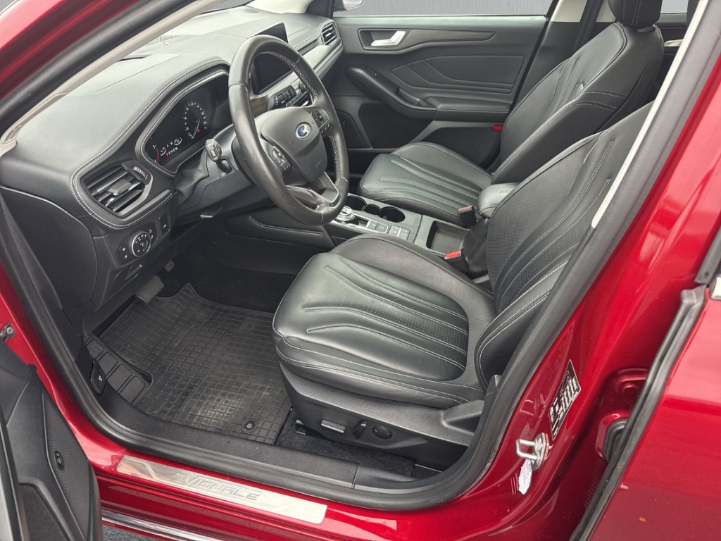 Fahrzeugabbildung Ford Focus Turnier 2.0 SHZ AHK PDCv+h LHZ Temp LED